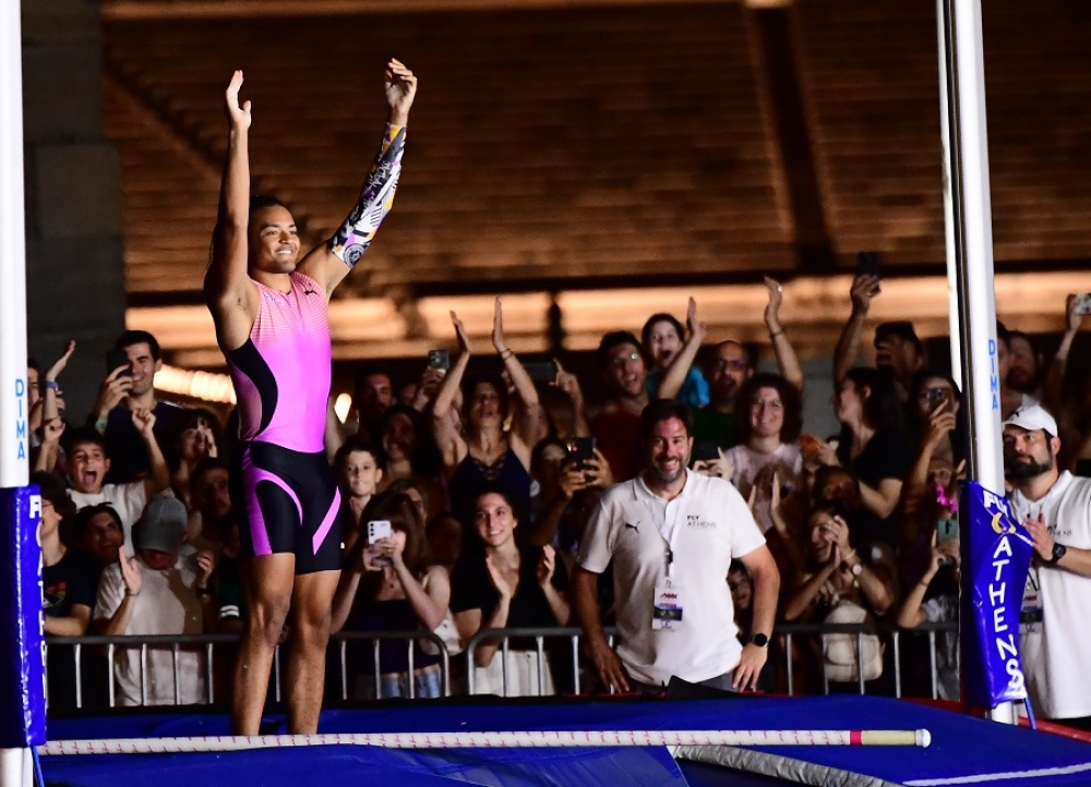 &Tau;&rho;&omicron;&mu;&epsilon;&rho;ό&sigmaf; &laquo;&Mu;&alpha;&nu;ό&lambda;&omicron;&raquo; &sigma;ά&rho;&omega;&sigma;&epsilon; &sigma;&tau;&omicron; &laquo;Fly Athens&raquo; &mu;&epsilon; ά&lambda;&mu;&alpha; &sigma;&tau;&alpha; 6 &mu;έ&tau;&rho;&alpha;