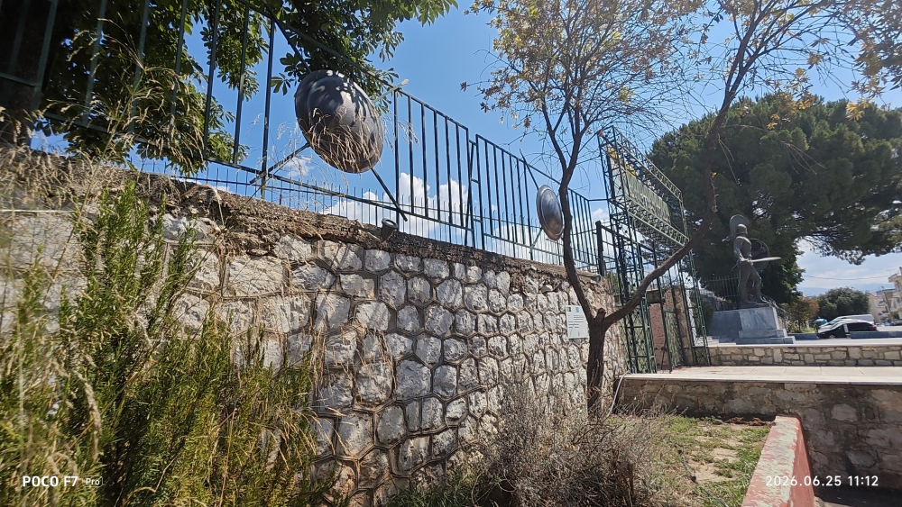 &Mu;&epsilon; &tau;&omicron; &theta;ά&rho;&rho;&omicron;&sigmaf; &tau;&eta;&sigmaf; &gamma;&nu;ώ&mu;&eta;&sigmaf;: &Omicron;&iota; &alpha;&sigma;&pi;ί&delta;&epsilon;&sigmaf; &tau;&eta;&sigmaf; &nu;&tau;&rho;&omicron;&pi;ή&sigmaf;