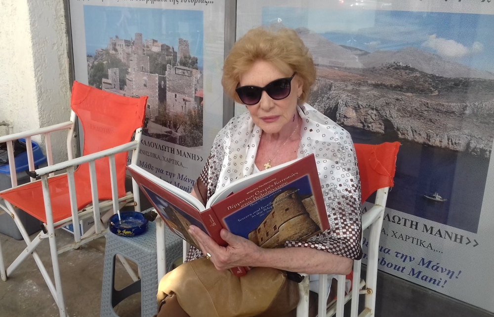 Η Μάρω Κοντού στη Μάνη και τη «Γη της Ελιάς»