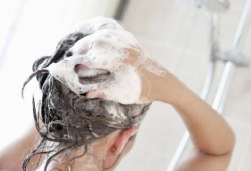 4 σημάδια που δείχνουν πως δεν λούζεις καλά τα μαλλιά σου