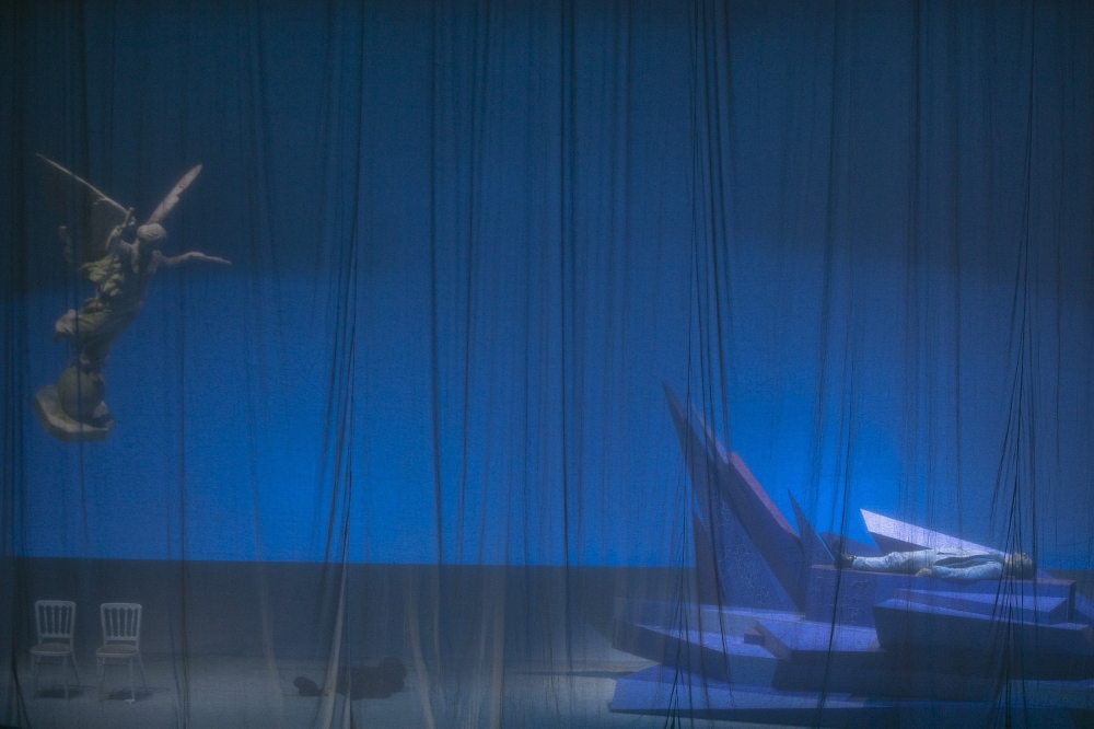 &laquo;&Kappa;&alpha;&pi;&omicron;&delta;ί&sigma;&tau;&rho;&iota;&alpha;&sigmaf;: &Mu;&omicron;&nu;ό&delta;&rho;&alpha;&mu;&alpha; &mu;&iota;&alpha;&sigmaf; &mu;&upsilon;&sigma;&tau;&iota;&kappa;ή&sigmaf; &zeta;&omega;ή&sigmaf;&raquo;