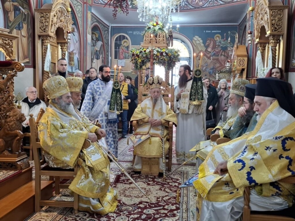 &Sigma;&tau;&eta; &gamma;&epsilon;&nu;έ&tau;&epsilon;&iota;&rho;&alpha; &tau;&omicron;&upsilon; &Alpha;&gamma;ί&omicron;&upsilon; &Pi;&omicron;&rho;&phi;&upsilon;&rho;ί&omicron;&upsilon; &omicron; &Mu;&eta;&tau;&rho;&omicron;&pi;&omicron;&lambda;ί&tau;&eta;&sigmaf; &Mu;ά&nu;&eta;&sigmaf;