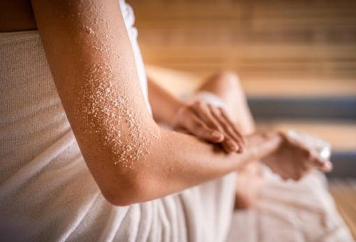 Οι λόγοι που πρέπει να κάνεις απολέπιση στο σώμα τον χειμώνα