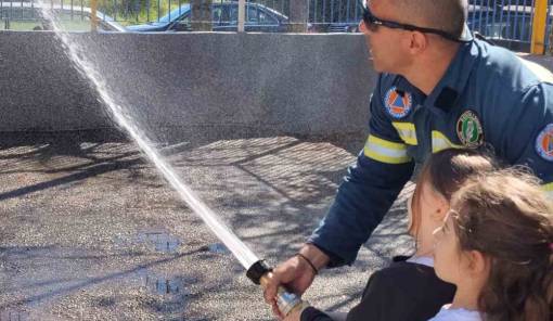 &Mu;&iota;&kappa;&rho;&omicron;ί &pi;&omicron;&lambda;ί&tau;&epsilon;&sigmaf; &sigma;&epsilon;&hellip; &mu;&epsilon;&gamma;ά&lambda;&eta; &alpha;&pi;&omicron;&sigma;&tau;&omicron;&lambda;ή: &Mu;ά&theta;&eta;&mu;&alpha; &Pi;&omicron;&lambda;&iota;&tau;&iota;&kappa;ή&sigmaf; &Pi;&rho;&omicron;&sigma;&tau;&alpha;&sigma;ί&alpha;&sigmaf; &sigma;&tau;&omicron; 8&omicron; &Nu;&eta;&pi;&iota;&alpha;&gamma;&omega;&gamma;&epsilon;ί&omicron; &Sigma;&pi;ά&rho;&tau;&eta;&sigmaf;