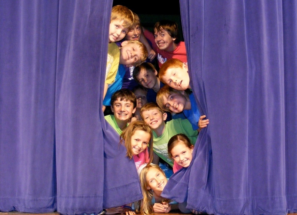 &Theta;&epsilon;&alpha;&tau;&rho;&iota;&kappa;έ&sigmaf; &omicron;&mu;ά&delta;&epsilon;&sigmaf; &gamma;&iota;&alpha; &pi;&alpha;&iota;&delta;&iota;ά &kappa;&iota; &epsilon;&phi;ή&beta;&omicron;&upsilon;&sigmaf; &sigma;&tau;&omicron;&nu; &Delta;ή&mu;&omicron; &Alpha;&nu;&alpha;&tau;&omicron;&lambda;&iota;&kappa;ή&sigmaf; &Mu;ά&nu;&eta;&sigmaf;