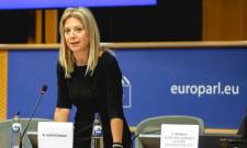 &Kappa;ό&kappa;&kappa;&iota;&nu;&eta; &kappa;ά&rho;&tau;&alpha; &sigma;&epsilon; &Kappa;&upsilon;&beta;έ&rho;&nu;&eta;&sigma;&eta; &mu;&epsilon; &pi;&tau;ώ&sigma;&eta; 12 &mu;&omicron;&nu;ά&delta;&omega;&nu; &gamma;&iota;&alpha; &Nu;&Delta;