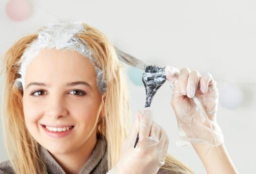 Πρέπει να είσαι άλουστη πριν τη βαφή; Οι ειδικοί απαντούν