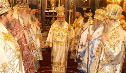 &Epsilon;&iota;&sigmaf; &pi;&omicron;&lambda;&lambda;ά έ&tau;&eta; &Delta;έ&sigma;&pi;&omicron;&tau;&alpha;: &Lambda;&alpha;&mu;&pi;&rho;ό&sigmaf; &omicron; &epsilon;&omicron;&rho;&tau;&alpha;&sigma;&mu;ό&sigmaf; &tau;&omega;&nu; &omicron;&nu;&omicron;&mu;&alpha;&sigma;&tau;&eta;&rho;ί&omega;&nu; &tau;&omicron;&upsilon; &Mu;&eta;&tau;&rho;&omicron;&pi;&omicron;&lambda;ί&tau;&eta; &Epsilon;&upsilon;&sigma;&tau;&alpha;&theta;ί&omicron;&upsilon;