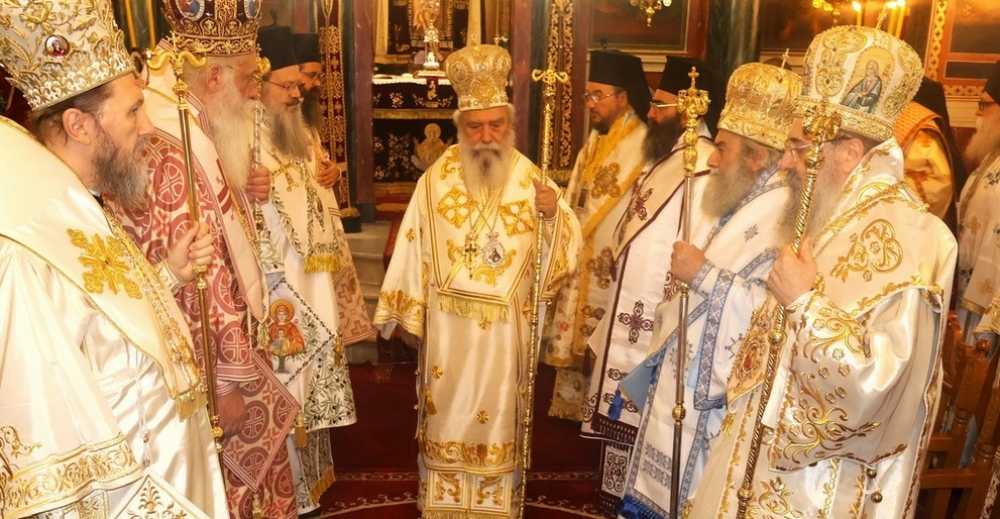 &Epsilon;&iota;&sigmaf; &pi;&omicron;&lambda;&lambda;ά έ&tau;&eta; &Delta;έ&sigma;&pi;&omicron;&tau;&alpha;: &Lambda;&alpha;&mu;&pi;&rho;ό&sigmaf; &omicron; &epsilon;&omicron;&rho;&tau;&alpha;&sigma;&mu;ό&sigmaf; &tau;&omega;&nu; &omicron;&nu;&omicron;&mu;&alpha;&sigma;&tau;&eta;&rho;ί&omega;&nu; &tau;&omicron;&upsilon; &Mu;&eta;&tau;&rho;&omicron;&pi;&omicron;&lambda;ί&tau;&eta; &Epsilon;&upsilon;&sigma;&tau;&alpha;&theta;ί&omicron;&upsilon;