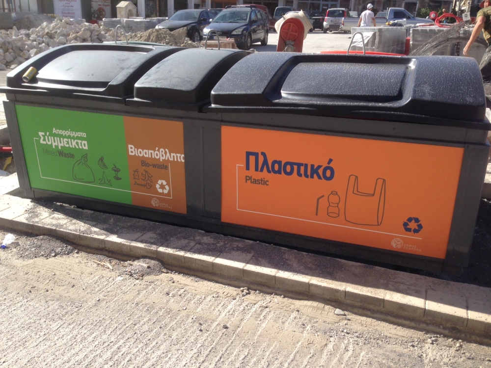 Μπήκαν οι πρώτοι ημιβυθιζόμενοι κάδοι στο Open Mall Σπάρτης