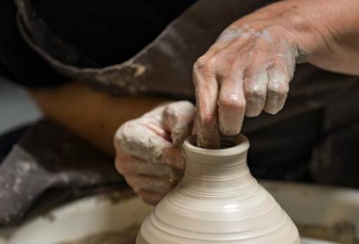 Μαθήματα κεραμικής  από την «Τέχνη Χρω» στη Νεάπολη