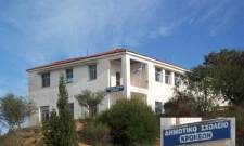 &Sigma;&tau;ά&zeta;&epsilon;&iota; &kappa;&alpha;&iota; &pi;&lambda;&eta;&mu;&mu;&upsilon;&rho;ί&zeta;&epsilon;&iota; &mu;&epsilon; &mu;&iota;&alpha; &beta;&rho;&omicron;&chi;ή &tau;&omicron; &Delta;&eta;&mu;&omicron;&tau;&iota;&kappa;ό &Sigma;&chi;&omicron;&lambda;&epsilon;ί&omicron; &Kappa;&rho;&omicron;&kappa;&epsilon;ώ&nu;