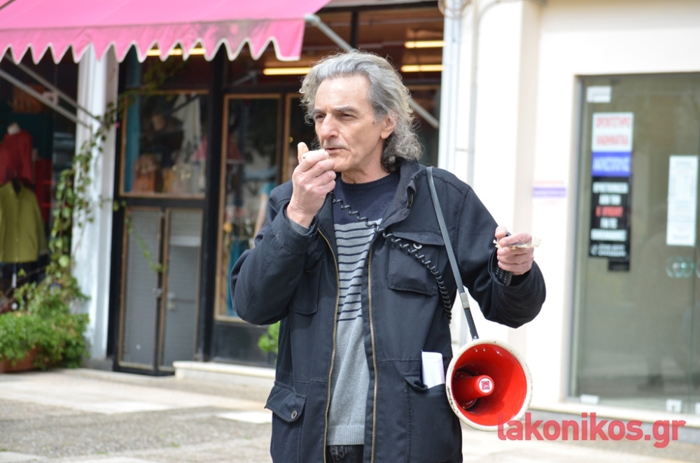 &laquo;&Epsilon;&sigma;ύ, &pi;ώ&sigmaf; &beta;&lambda;έ&pi;&epsilon;&iota;&sigmaf; &tau;&omicron;&nu; &rho;ό&lambda;&omicron; &sigma;&omicron;&upsilon; &sigma;&tau;&eta;&nu; &kappa;&omicron;&iota;&nu;&omega;&nu;ί&alpha; &mu;&alpha;&sigmaf; &sigma;ή&mu;&epsilon;&rho;&alpha;;&raquo;