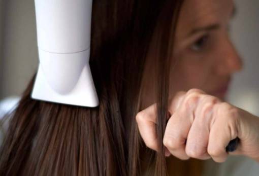 Πώς να στεγνώσεις σωστά τα μαλλιά σου ώστε να παραμείνουν υγιή