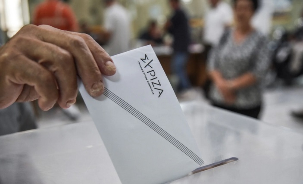 &Sigma;&Upsilon;&Rho;&Iota;&Zeta;&Alpha; &Lambda;&alpha;&kappa;&omega;&nu;ί&alpha;&sigmaf;: &laquo;&Psi;&eta;&phi;ί&zeta;&omega;, &sigma;&upsilon;&mu;&mu;&epsilon;&tau;έ&chi;&omega;, &alpha;&pi;&omicron;&phi;&alpha;&sigma;ί&zeta;&omega;&raquo;