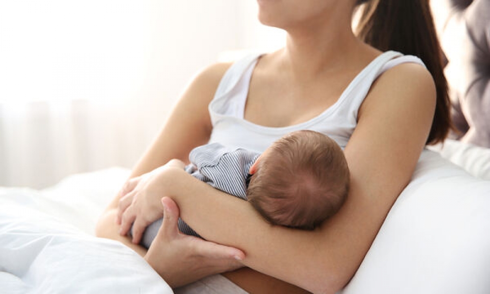 &Kappa;&alpha;&nu;έ&nu;&alpha;&sigmaf; &kappa;ί&nu;&delta;&upsilon;&nu;&omicron;&sigmaf; &alpha;&pi;ό &tau;&omicron;&nu; &theta;&eta;&lambda;&alpha;&sigma;&mu;ό &alpha;&nu; &eta; &mu;&eta;&tau;έ&rho;&alpha; &nu;&omicron;&sigma;&epsilon;ί &mu;&epsilon; Covid-19