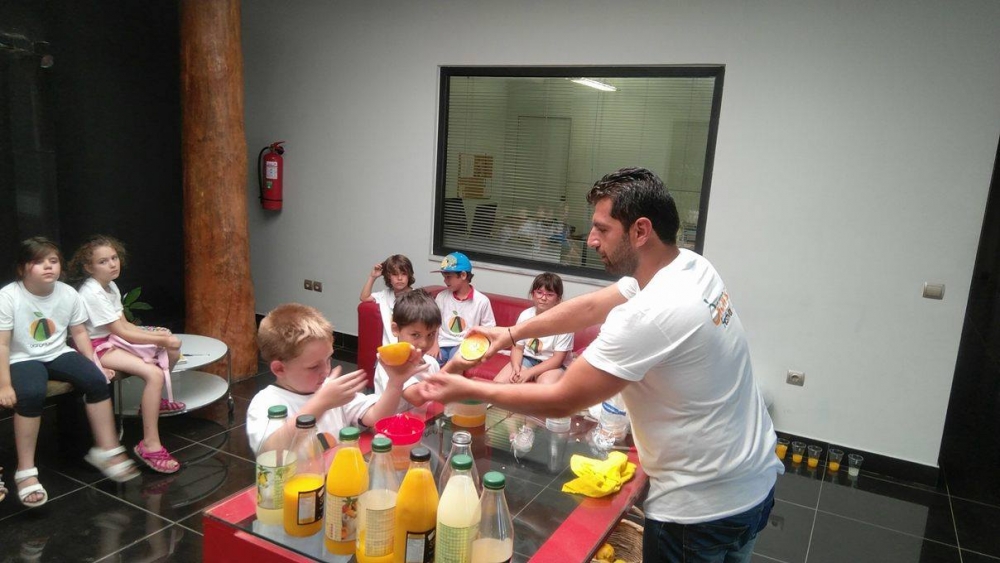 &Sigma;&epsilon; &Tau;&alpha;ϋ&gamma;έ&tau;&eta; &kappa;&alpha;&iota; &Epsilon;&kappa;&pi;&alpha;&iota;&delta;&epsilon;&upsilon;&tau;ή&rho;&iota;&omicron; &Pi;&omicron;&lambda;&upsilon;&chi;&rho;&omicron;&nu;ά&kappa;&omicron;&upsilon; &mu;&epsilon;&tau;&alpha;&phi;έ&rho;&theta;&eta;&kappa;&alpha;&nu; &omicron;&iota; &delta;&rho;ά&sigma;&epsilon;&iota;&sigmaf; &tau;&omicron;&upsilon; &ldquo;Orange Festival&rdquo;