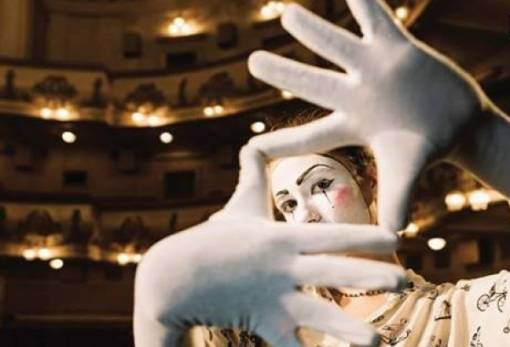 Μασκέ πάρτι με γυναικείες προσωπικότητες διοργανώνει η ΕΘΟΛ!