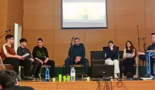 &Delta;&iota;ά&lambda;&omicron;&gamma;&omicron;&sigmaf; &mu;&epsilon;&tau;ά&hellip; &mu;&omicron;&upsilon;&sigma;&iota;&kappa;ή&sigmaf; &kappa;&alpha;&iota; &rho;&iota;&mu;ώ&nu;: &Omicron; Anser &epsilon;&mu;&pi;&nu;έ&epsilon;&iota; &mu;&alpha;&theta;&eta;&tau;έ&sigmaf; &sigma;&tau;&omicron; &Mu;&omicron;&upsilon;&sigma;&iota;&kappa;ό &Sigma;&chi;&omicron;&lambda;&epsilon;ί&omicron; &Sigma;&pi;ά&rho;&tau;&eta;&sigmaf;