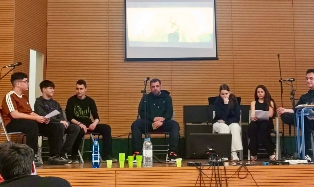 &Delta;&iota;ά&lambda;&omicron;&gamma;&omicron;&sigmaf; &mu;&epsilon;&tau;ά&hellip; &mu;&omicron;&upsilon;&sigma;&iota;&kappa;ή&sigmaf; &kappa;&alpha;&iota; &rho;&iota;&mu;ώ&nu;: &Omicron; Anser &epsilon;&mu;&pi;&nu;έ&epsilon;&iota; &mu;&alpha;&theta;&eta;&tau;έ&sigmaf; &sigma;&tau;&omicron; &Mu;&omicron;&upsilon;&sigma;&iota;&kappa;ό &Sigma;&chi;&omicron;&lambda;&epsilon;ί&omicron; &Sigma;&pi;ά&rho;&tau;&eta;&sigmaf;