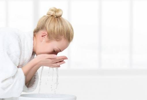 Ξέρεις γιατί πρέπει να πλένεις το πρόσωπό σου με κρύο νερό;