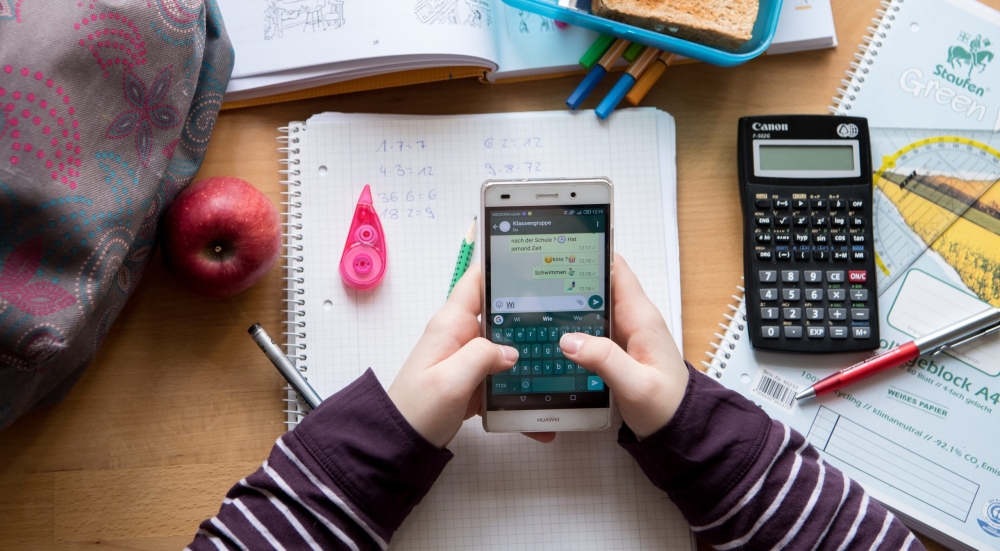 &laquo;&Omicron;&chi;&iota;&raquo; smartphones &sigma;&tau;&alpha; &sigma;&chi;&omicron;&lambda;&epsilon;ί&alpha; &zeta;&eta;&tau;&epsilon;ί &omicron; &Omicron;&Eta;&Epsilon;