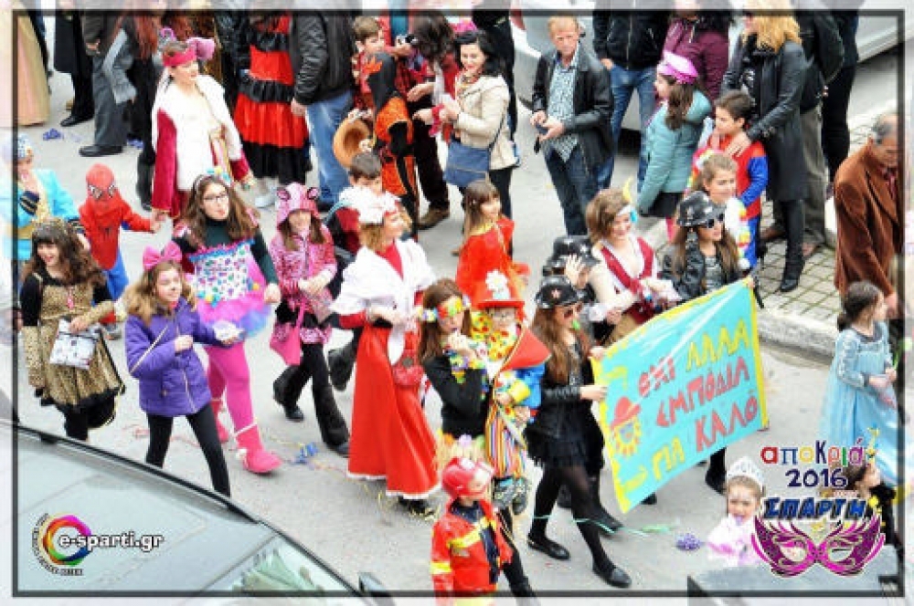 Mascarata: &Mu;&iota;&alpha; &alpha;&pi;&omicron;&kappa;&rho;&iota;ά&tau;&iota;&kappa;&eta; &pi;&alpha;&rho;έ&lambda;&alpha;&sigma;&eta; &pi;&iota;&omicron; &kappa;&alpha;&lambda;&lambda;&iota;&tau;&epsilon;&chi;&nu;&iota;&kappa;ή &alpha;&pi;ό &pi;&omicron;&tau;έ