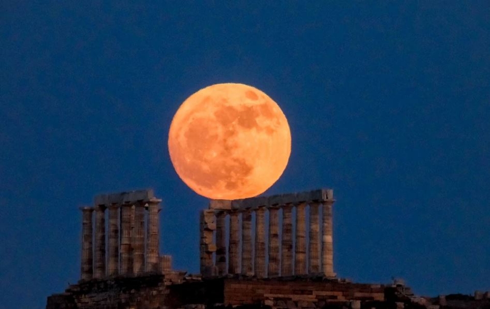 &Pi;&alpha;&nu;&sigma;έ&lambda;&eta;&nu;&omicron;&sigmaf; &Iota;&omicron;&upsilon;&lambda;ί&omicron;&upsilon;: &Pi;ό&tau;&epsilon; &pi;έ&phi;&tau;&epsilon;&iota; &kappa;&alpha;&iota; &pi;ώ&sigmaf; &omicron;&nu;&omicron;&mu;ά&zeta;&epsilon;&tau;&alpha;&iota;