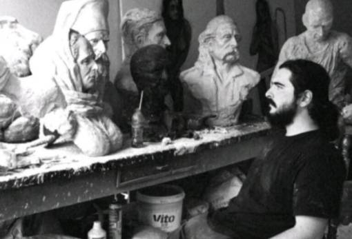 «Το Αμάρτημα του Πατρός»: Η σκοτεινή γοητεία της μυθολογίας ζωντανεύει μέσα από τα γλυπτά του Δημοσθένη Τζανάκου