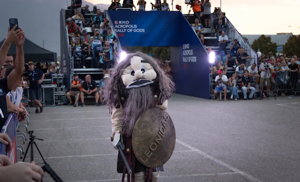 Έ&lambda;&epsilon;&omicron;&sigmaf;: &Iota;&delta;&omicron;ύ &omicron; &Lambda;&epsilon;&omega;&nu;ί&delta;&alpha;&sigmaf; &tau;&eta;&sigmaf; &Sigma;&pi;ά&rho;&tau;&eta;&sigmaf; &mu;&alpha;&sigma;&kappa;ό&tau; &tau;&omicron;&upsilon; &Rho;ά&lambda;&lambda;&upsilon; &Alpha;&kappa;&rho;ό&pi;&omicron;&lambda;&iota;&sigmaf;