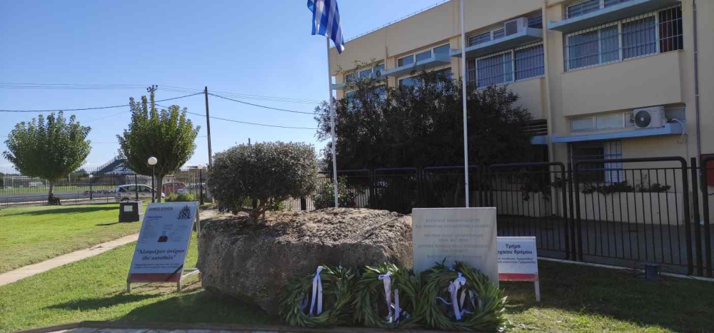 &Tau;&iota;&mu;ά&tau;&alpha;&iota; &kappa;&alpha;&iota; &phi;έ&tau;&omicron;&sigmaf; &eta; &mu;&nu;ή&mu;&eta; &tau;&omega;&nu; &Lambda;&alpha;&kappa;ώ&nu;&omega;&nu; &pi;&epsilon;&sigma;ό&nu;&tau;&omega;&nu; &pi;&upsilon;&rho;&omicron;&sigma;&beta;&epsilon;&sigma;&tau;ώ&nu;