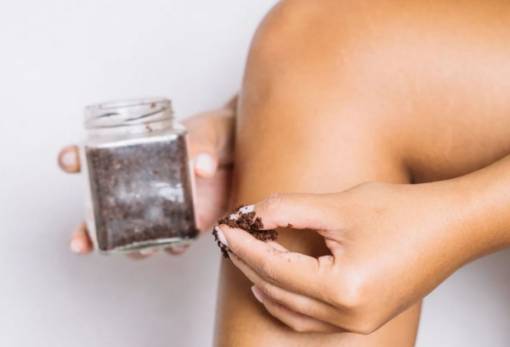 Καφές και ζάχαρη: Το απλό scrub που χαρίζει βελούδινα χέρια στο λεπτό
