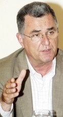 &Omicron; &Pi;&rho;&omicron;έ&delta;&rho;&omicron;&sigmaf; &tau;&eta;&sigmaf; &Pi;&Alpha;&Sigma;&Epsilon;&Gamma;&Epsilon;&Sigma; &Tau;&zeta;&alpha;&nu;έ&tau;&omicron;&sigmaf; &Kappa;&alpha;&rho;&alpha;&mu;ί&chi;&alpha;&sigmaf; &mu;&iota;&lambda;ά &sigma;&tau;&omicron;&nu; &laquo;&Lambda;&Tau;&raquo;