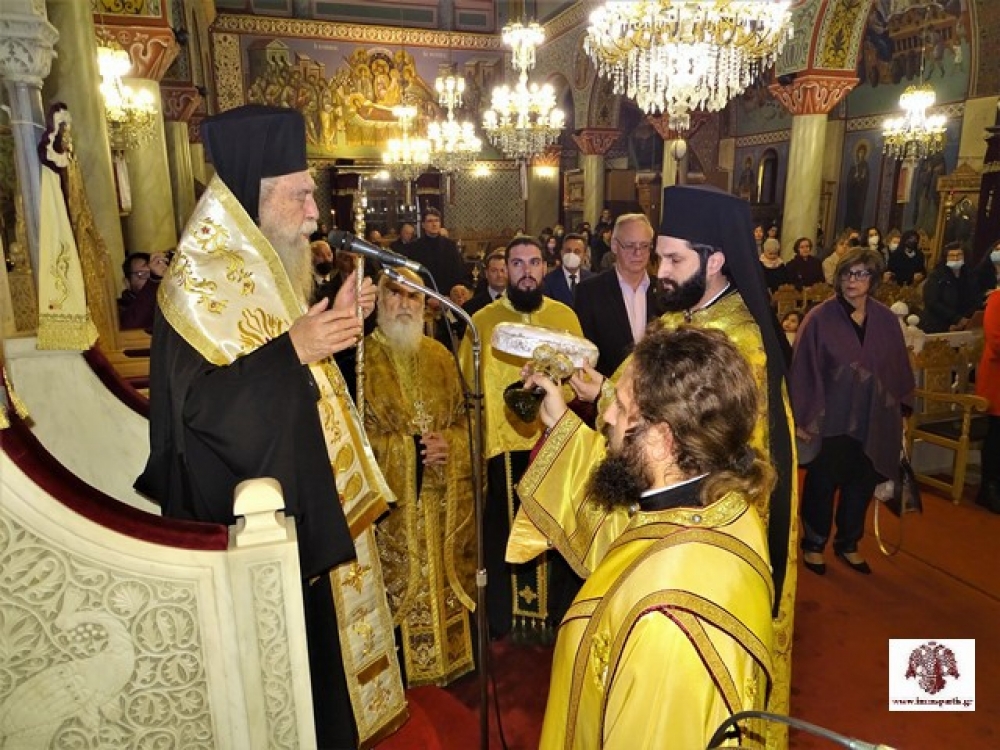 &Omicron; &epsilon;&omicron;&rho;&tau;&alpha;&sigma;&mu;ό&sigmaf; &tau;&omega;&nu; &Tau;&rho;&iota;ώ&nu; &Iota;&epsilon;&rho;&alpha;&rho;&chi;ώ&nu; &sigma;&tau;&eta; &Sigma;&pi;ά&rho;&tau;&eta;