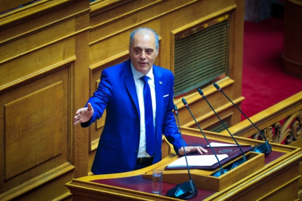 &Sigma;&tau;&eta; &Beta;&omicron;&upsilon;&lambda;ή &alpha;&pi;ό &Beta;&epsilon;&lambda;ό&pi;&omicron;&upsilon;&lambda;&omicron; &omicron; &eta;&mu;&iota;&tau;&epsilon;&lambda;ή&sigmaf; &delta;&rho;ό&mu;&omicron;&sigmaf; &Pi;&epsilon;&lambda;&lambda;ά&nu;&alpha;&sigmaf;-&Gamma;&epsilon;&omega;&rho;&gamma;&iota;&tau;&sigma;ί&omicron;&upsilon; &mu;έ&sigma;&omega; &Mu;&alpha;&nu;ί&nu;&omicron;&upsilon;