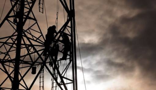 &Mu;έ&nu;&epsilon;&iota; &chi;&omega;&rho;ί&sigmaf; &rho;&epsilon;ύ&mu;&alpha; ά&nu;&omega; &tau;&omega;&nu; &delta;ύ&omicron; &omega;&rho;ώ&nu; &omicron; &Beta;&rho;&omicron;&nu;&tau;&alpha;&mu;ά&sigmaf;
