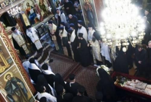 Σε φορτισμένο κλίμα η εξόδιος ακολουθία του π. Γερασίμου Πετρολέκα στους Μολάους