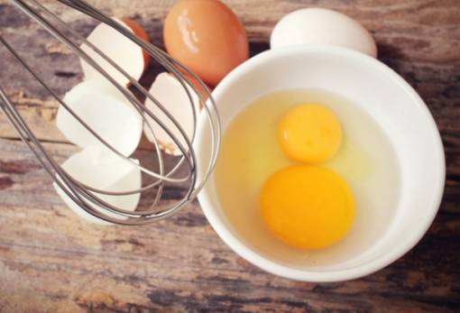 Λεκές από αυγό: Πώς να τον ξεφορτωθείς εύκολα από τα ρούχα σου