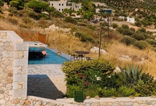 Αυτοκίνητο «βούτηξε» σε πισίνα ξενοδοχείου στη Μάνη