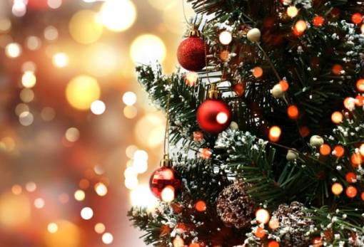 Η Παλαιοπαναγιά στολίζει  το χριστουγεννιάτικο δέντρο της