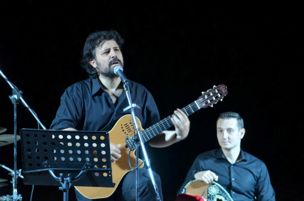 Αυλαία στο Σαϊνοπούλειο με αφιέρωμα του Π. Μπούσαλη στον Νίκο Ξυλούρη (ΦΩΤΟ-VIDEO)