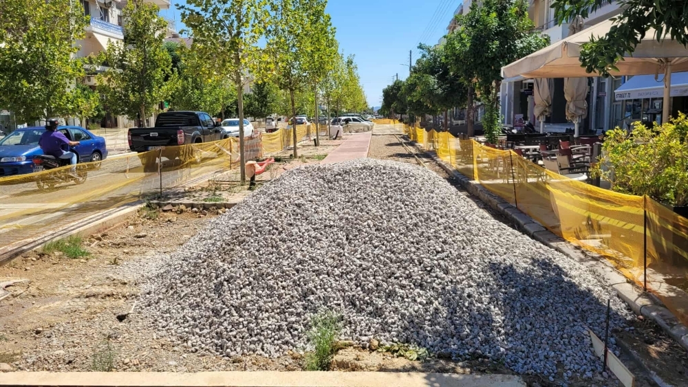 Πόλη που παλεύει να σταθεί όρθια, αλλά μια λεωφόρος την «τρικλοποδίζει» και την τσακίζει