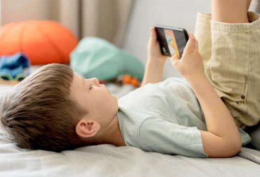 Έρευνα: Μην αφήνετε τα παιδιά να χρησιμοποιούν smartphones μέχρι να γίνουν 13 ετών