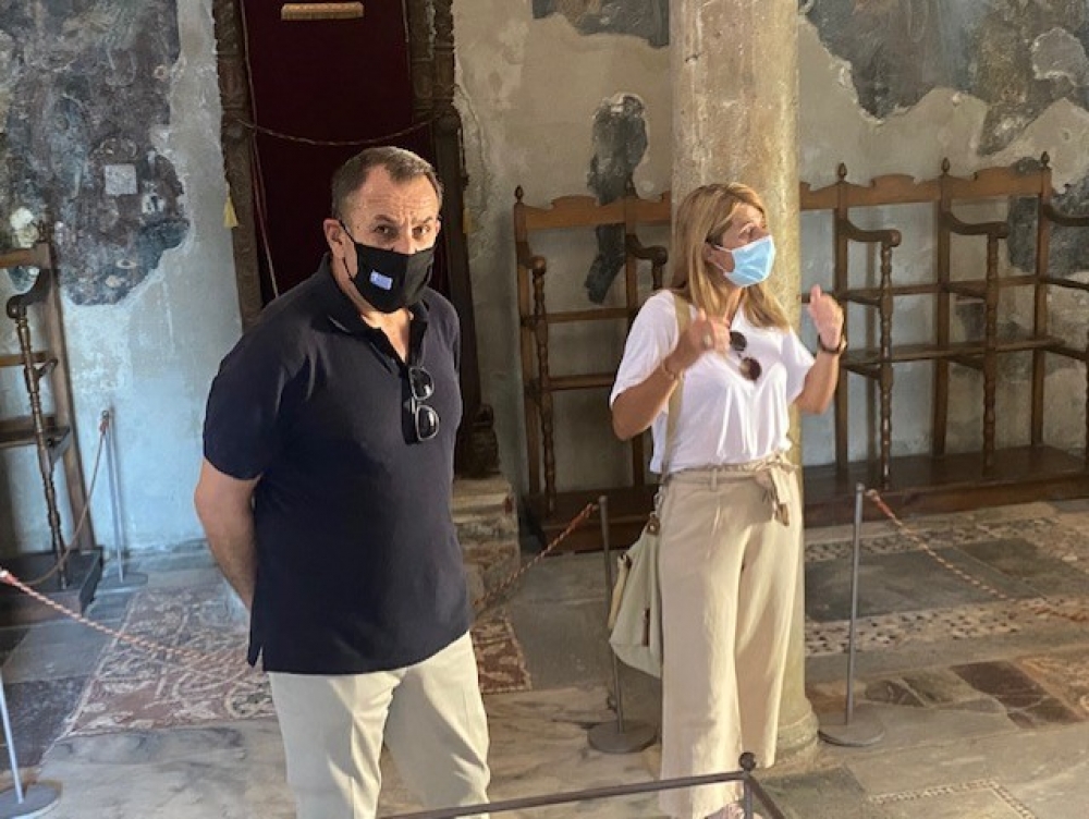 &Sigma;&tau;&eta;&nu; &kappa;&alpha;&sigma;&tau;&rho;&omicron;&pi;&omicron;&lambda;&iota;&tau;&epsilon;ί&alpha; &tau;&omicron;&upsilon; &Mu;&upsilon;&sigma;&tau;&rho;ά &omicron; &upsilon;&pi;&omicron;&upsilon;&rho;&gamma;ό&sigmaf; Ά&mu;&upsilon;&nu;&alpha;&sigmaf;