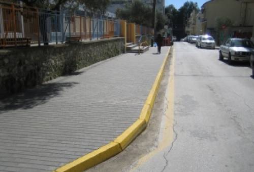 Πεζοδρόμιο 3ου Δημ. Σχολείου Σπάρτης: Απλές αλλά αποτελεσματικές λύσεις