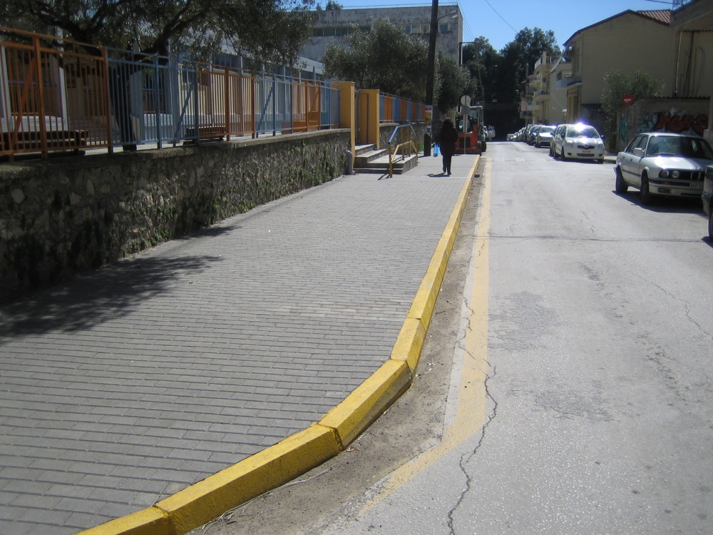 Πεζοδρόμιο 3ου Δημ. Σχολείου Σπάρτης: Απλές αλλά αποτελεσματικές λύσεις