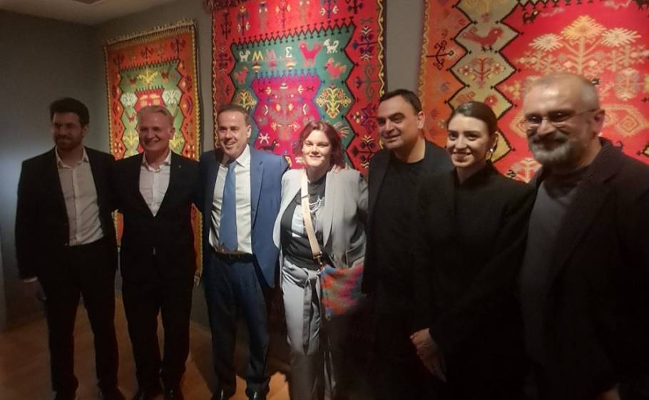 &Tau;&alpha; &Gamma;&epsilon;&rho;&alpha;&kappa;ί&tau;&iota;&kappa;&alpha; &kappa;&iota;&lambda;ί&mu;&iota;&alpha; &laquo;&chi;&rho;&omega;&mu;&alpha;&tau;ί&zeta;&omicron;&upsilon;&nu;&raquo; &tau;&omicron; &Mu;&omicron;&upsilon;&sigma;&epsilon;ί&omicron; &Mu;&pi;&epsilon;&nu;ά&kappa;&eta;