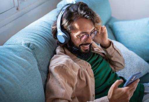 Ακοή: Πόσο την επηρεάζουν τα ακουστικά