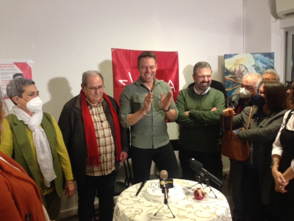 Ο Κασσελάκης έκοψε την πίτα του ΣΥΡΙΖΑ στη Σπάρτη