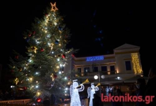 Η καρδιά των Χριστουγέννων «χτυπά» στην Κεντρική Πλατεία Σπάρτης